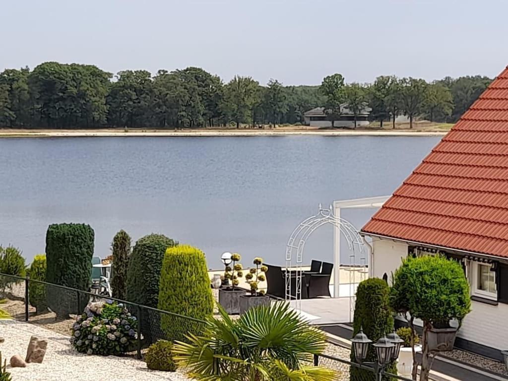 Freistehendes Ferienhaus Am See Naehe Roermond Heel Exterior photo